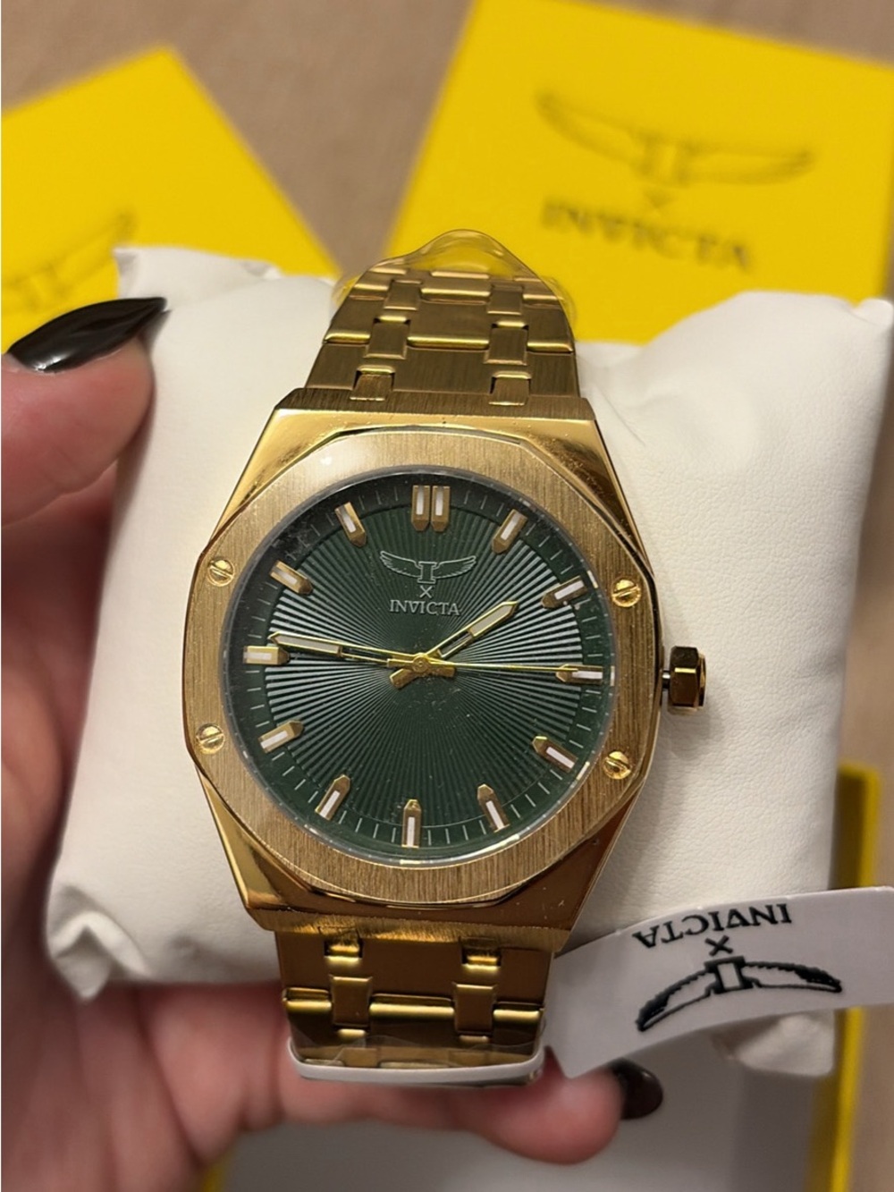 Invicta Menโs gold-tone watch with green dial -42mm